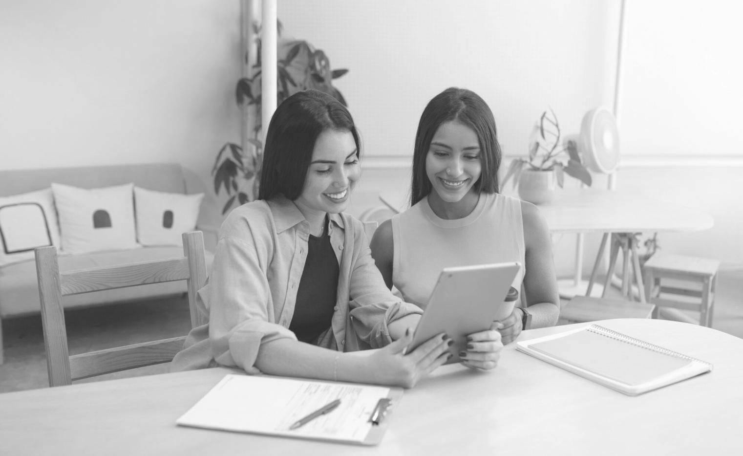 Espace de collaboration moderne avec équipes travaillant sur des projets financiers