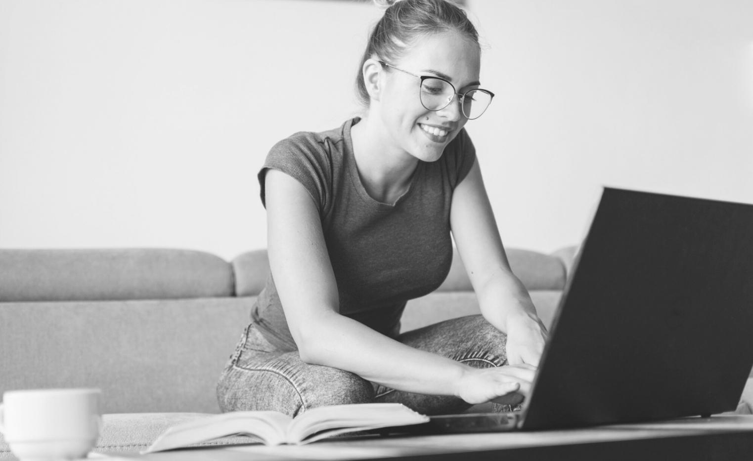 Équipe en réunion collaborative autour d'outils numériques et documents budgétaires